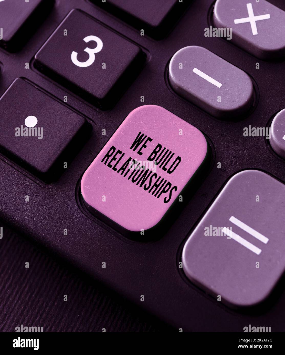 Textschild mit der Aufschrift „Wir bauen Beziehungen auf“. Geschäftsbeispiel Wir bauen Beziehungen auf, indem wir Online-Netzwerkprotokolle eingeben und ein neues Firewall-Programm erstellen Stockfoto