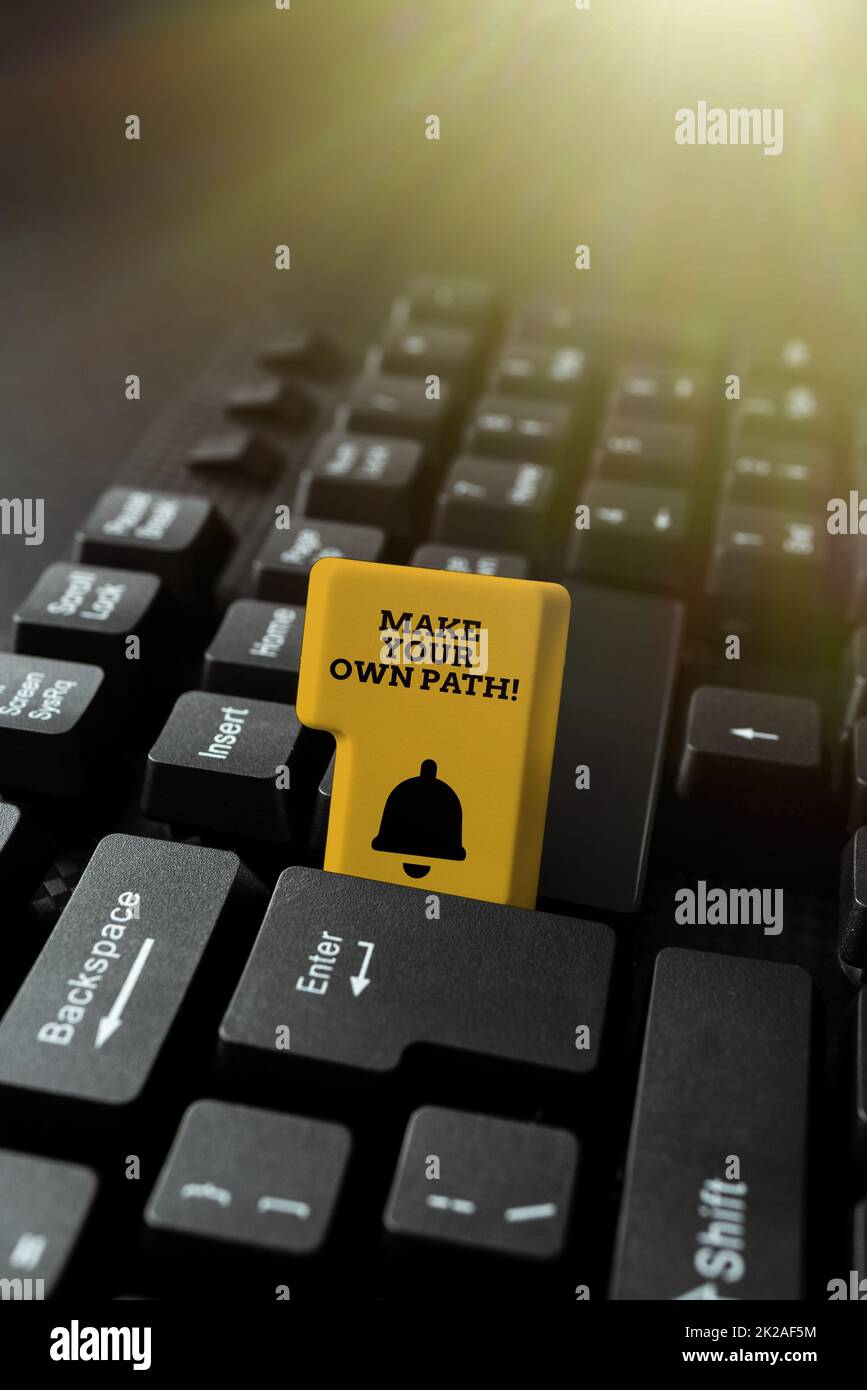 Handschriftlicher Text Make Your Own Path. Geschäftsidee Entscheidung, welche Marke oder welches Geschäft das Richtige für Sie ist Schreiben interessanter Online-Themen, Eingeben von Office Ankündigungen Stockfoto