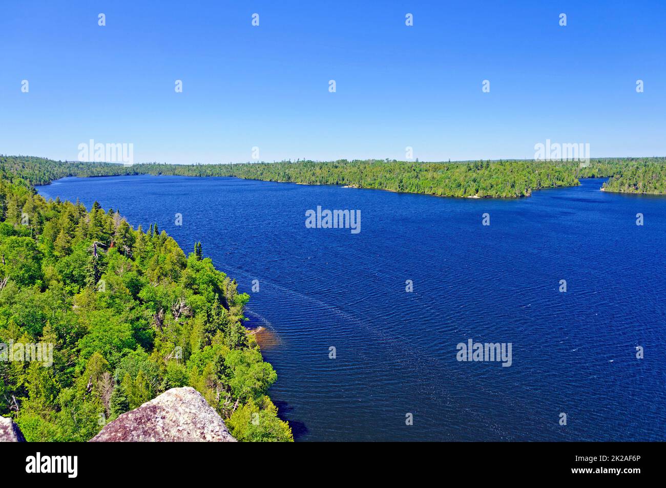 Weitläufige Aussicht von einer Klippe am Lake Shore Stockfoto