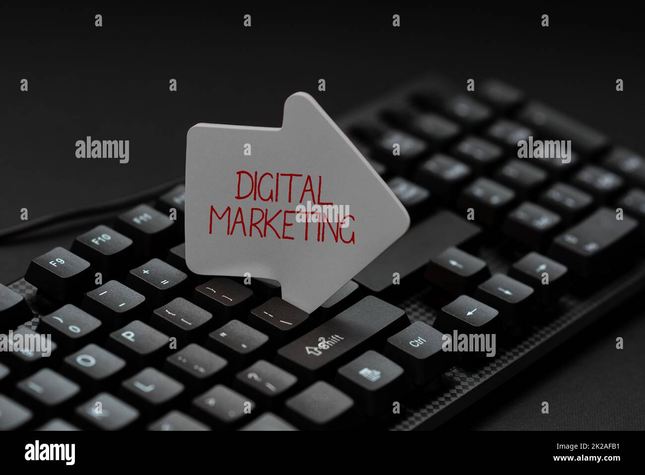 Konzeptunterschrift Digitales Marketing. Internet-Konzeptwerbung von Produkten oder Marken, die elektronische Geräte verwenden, schriftliche Notizen in digitale Daten konvertieren, wichtige Codierungsdateien eingeben Stockfoto