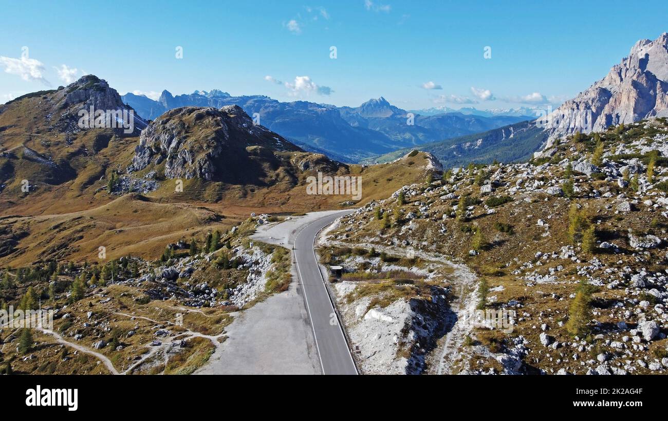 Luftaufnahme mit Straßendrohne vom Valparola Pass in Südtirol, Italien Stockfoto