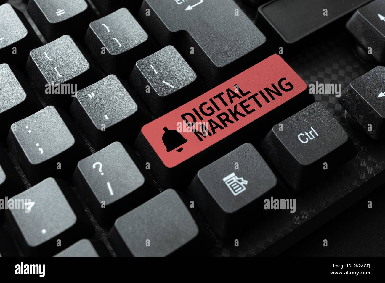 Handschriftlicher Text Digitales Marketing. Werbung für Produkte oder Marken mit elektronischen Geräten, die Online-Recherchentextanalyse schreiben und aufgezeichnete Voice-E-Mails transkribieren Stockfoto