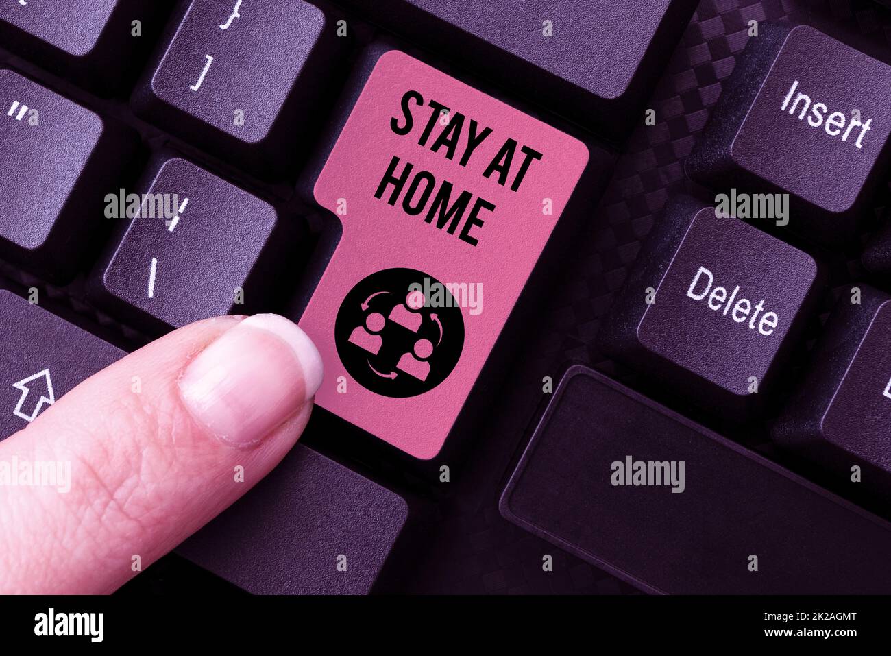 Schild mit der Aufschrift „Stay At Home“. Geschäftsbeispiele zur Bewegungskontrolle, die verhindern, dass Einzelpersonen öffentlich bloßgestellt werden. Tägliche Erinnerungsnotizen eingeben, Online-Präsentationen erstellen Stockfoto