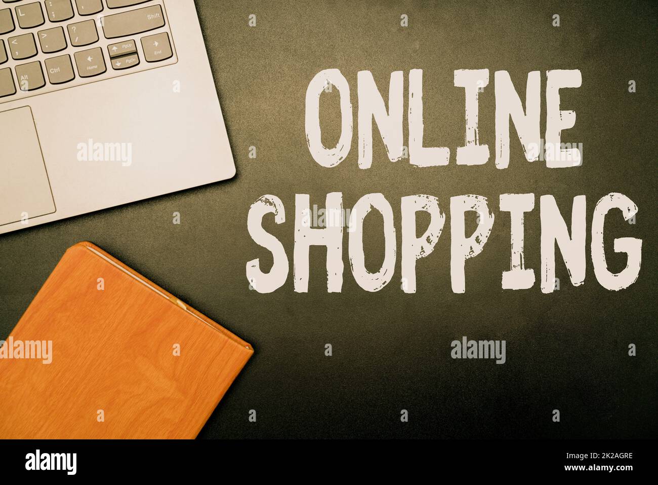 Text mit Inspiration zum Online-Shopping. Konsumenten von Konzeptfotos kaufen direkt über das Internet Waren von einem Verkäufer. Bürobedarf über Schreibtisch mit Tastatur und Gläsern sowie Kaffeetasse für die Arbeit Stockfoto