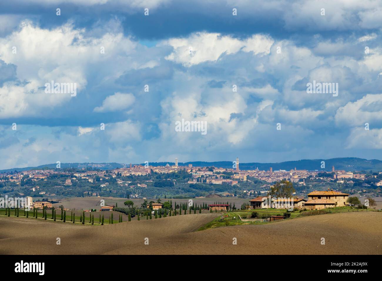 Typische toskanische Landschaft mit Siena Stadt, Toskana, Italien Stockfoto