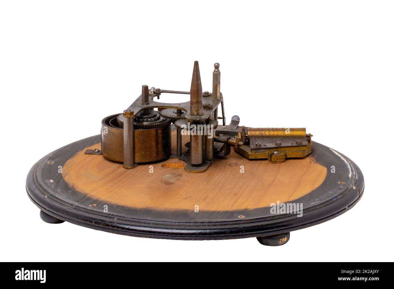 Im Inneren des antiken drehbaren Weihnachtsbaumständers können Sie zwei Weihnachtslieder spielen, bestehend aus einem Rollmechanismus mit Spieluhr und Federantrieb. Beschneidungspfad. Stockfoto