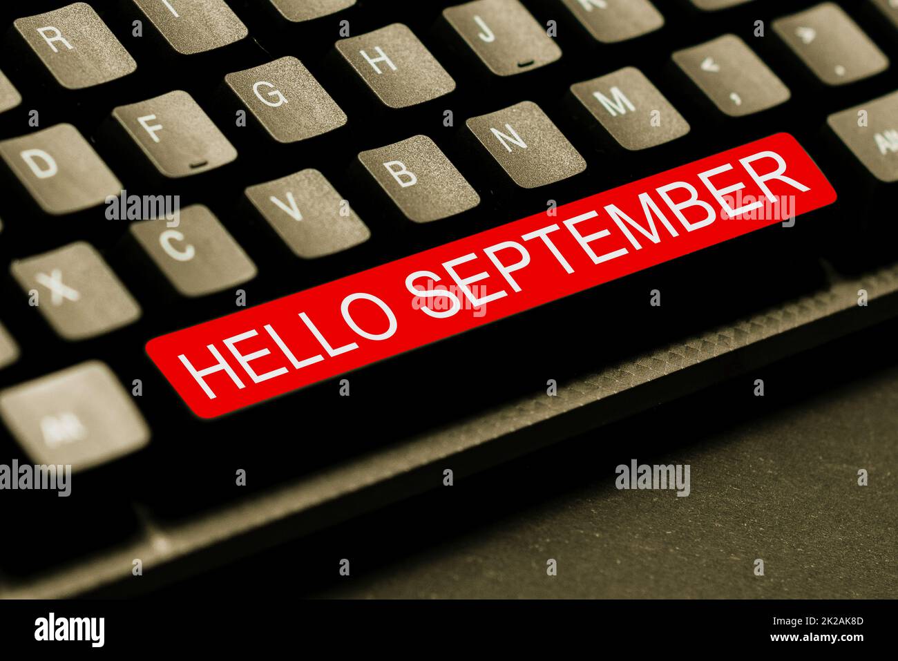 Schreiben mit Text Hallo September. Begrüßung von Geschäftsideen, die zum Gedenken an den neunten Monat des Jahres verwendet wird. Das neue Produktschlüsselkonzept wird eingeführt, indem Movie Subtitle Software eingegeben wird Stockfoto