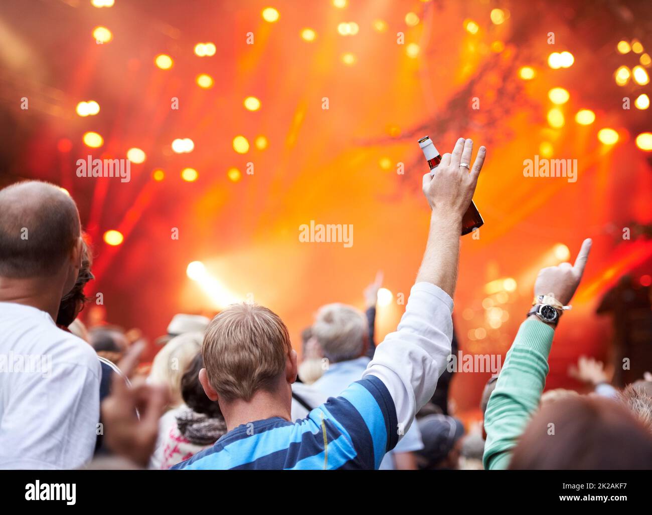 Was für eine Show. Rückansicht einer Menge Fans, die bei einem Musikevent im Freien jubeln. Stockfoto