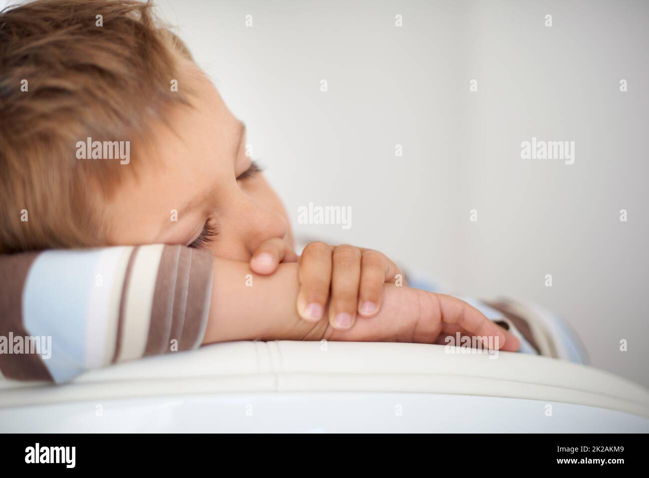 Mittagsschlaf. Eine kurze Aufnahme eines niedlichen kleinen Jungen, der schläft. Stockfoto