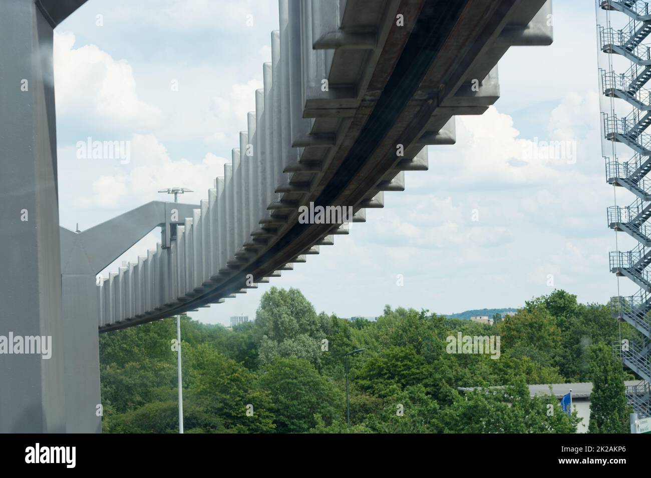 Sky-Train Standseilbahn am Flughafen. Platz für Text kopieren. Stockfoto