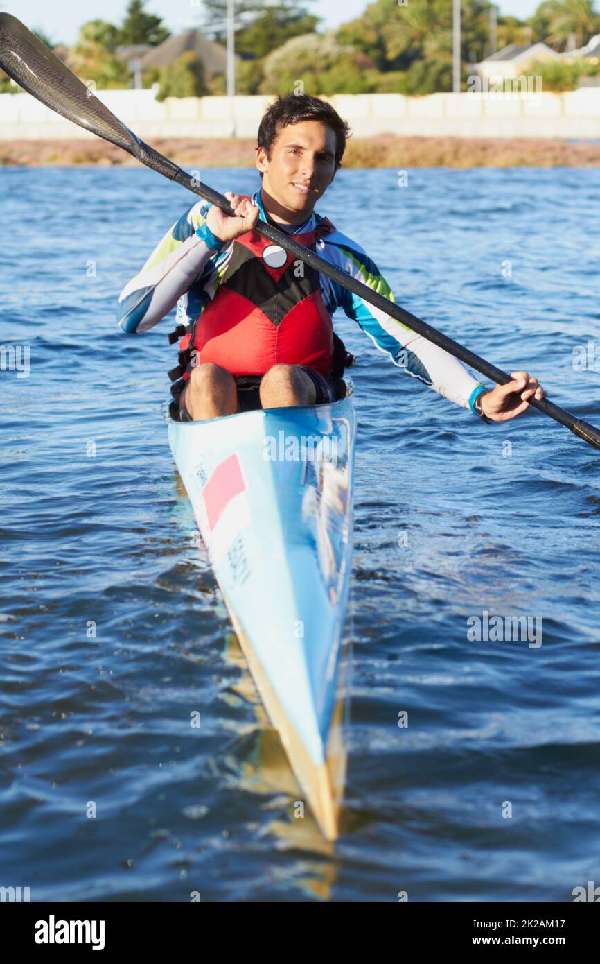 Bereit zum Rudern. Schuss von Kajakern auf dem Wasser. Stockfoto