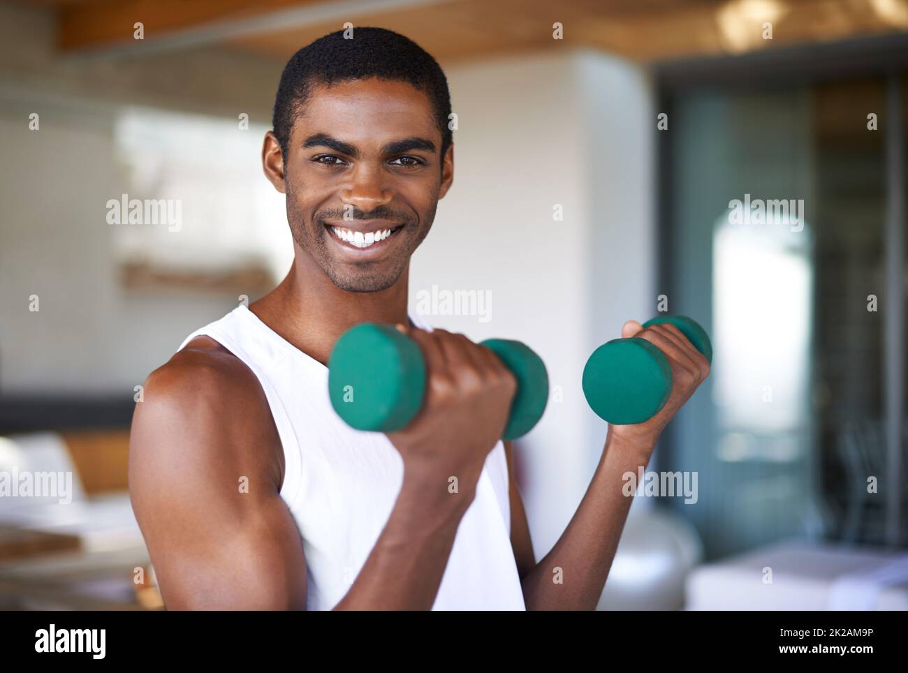Dies ist seine Zeit zu tone. Ein Fitnessfoto eines jungen Mannes, der mit Gewichten straffte. Stockfoto