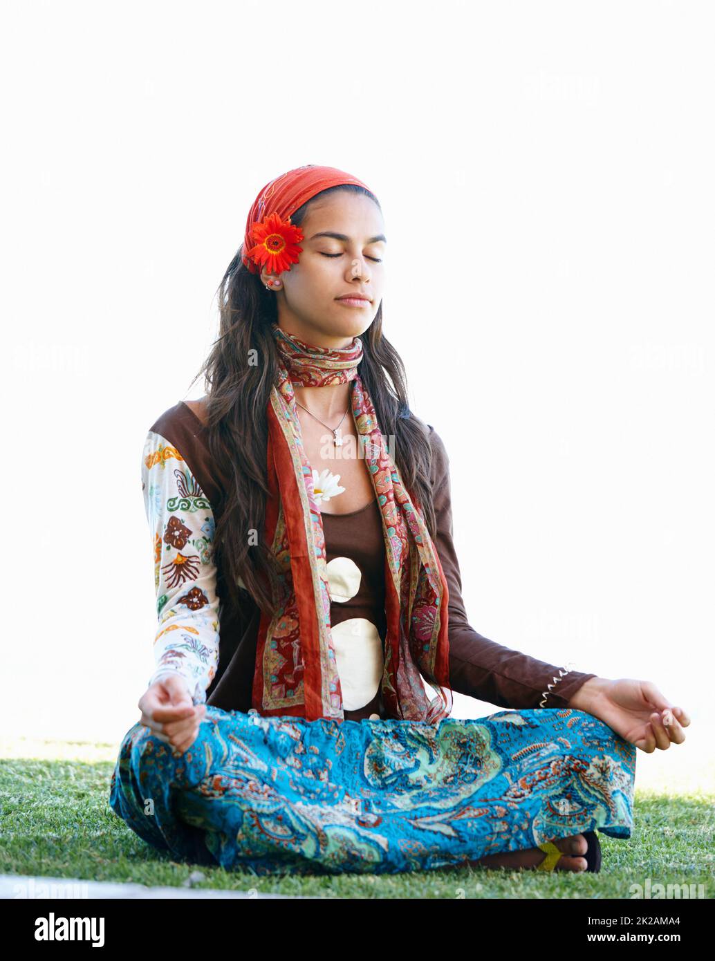 Entfesseln meines inneren buddha. Aufnahme einer jungen Hippie, die sich auf ihre Meditation konzentriert. Stockfoto