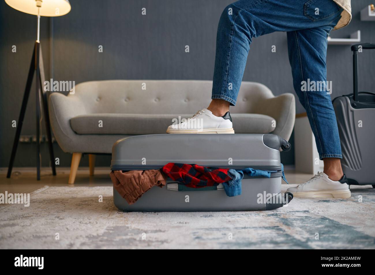 Vorbereitung Reisekoffer zu Hause für den Urlaub Stockfoto