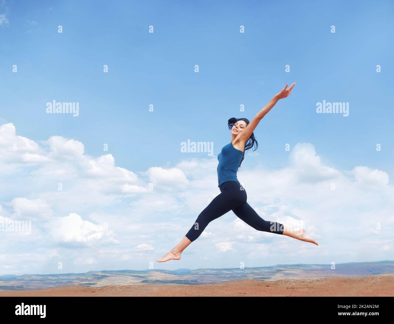 Springen Sie, wenn Sie das Leben lieben. Aufnahme einer schönen jungen Frau, die während eines Trainings im Freien enthusiastisch springt. Stockfoto