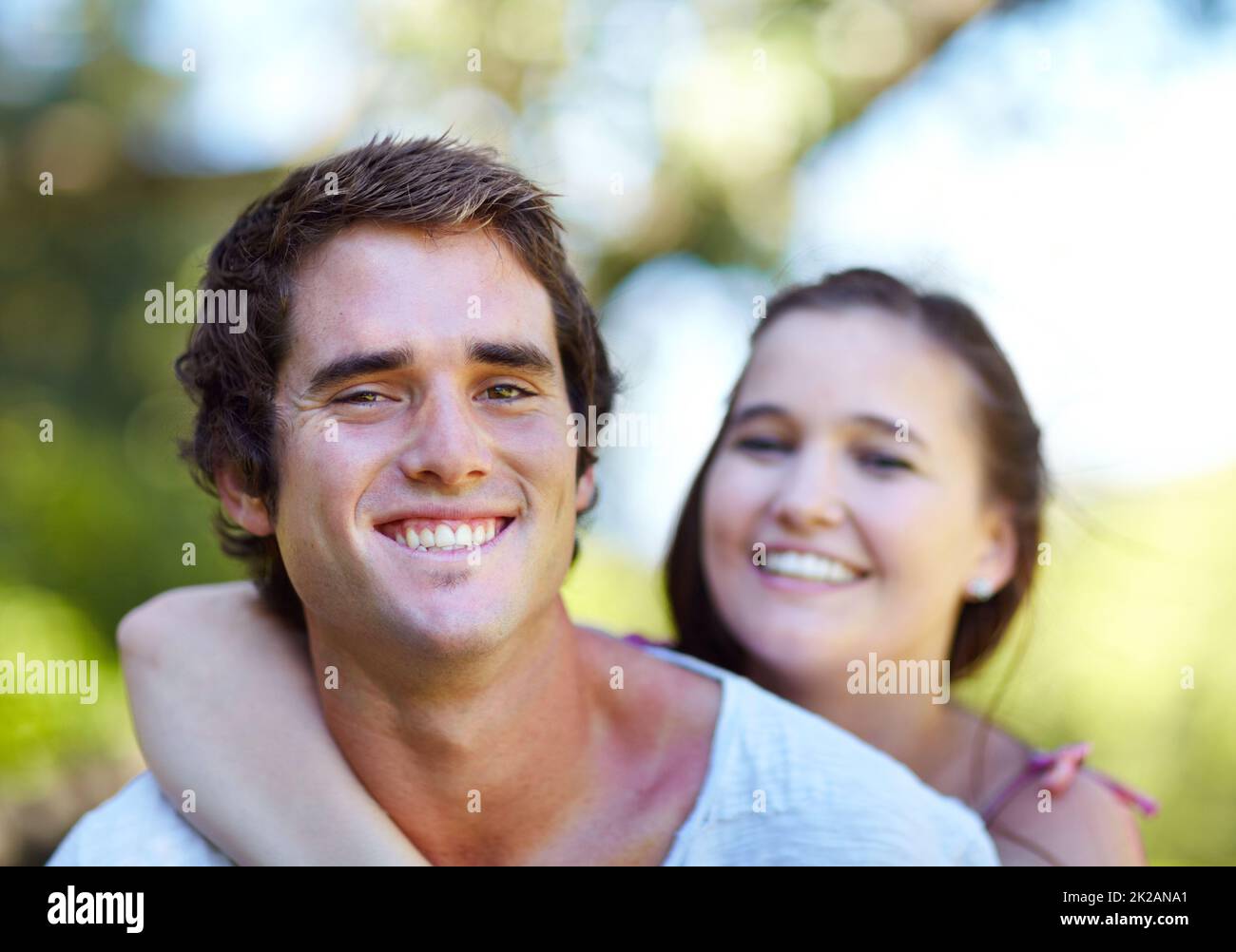 Die beste Zeit unseres Lebens. Aufnahme eines verspielten Paares im Park. Stockfoto