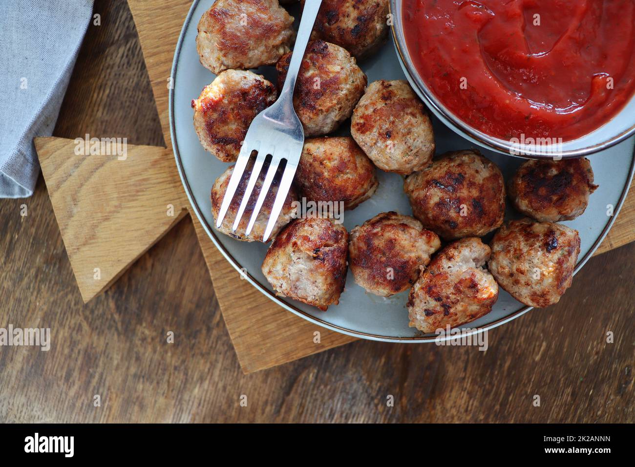 Gebratene Fleischbällchen mit Tomatensauce, leckere Fleischschnitzel auf Holztisch. Draufsicht Stockfoto