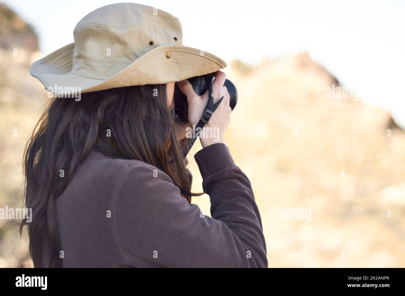 Die Wildnis einfangen. Eine junge Frau, die draußen fotografiert. Stockfoto