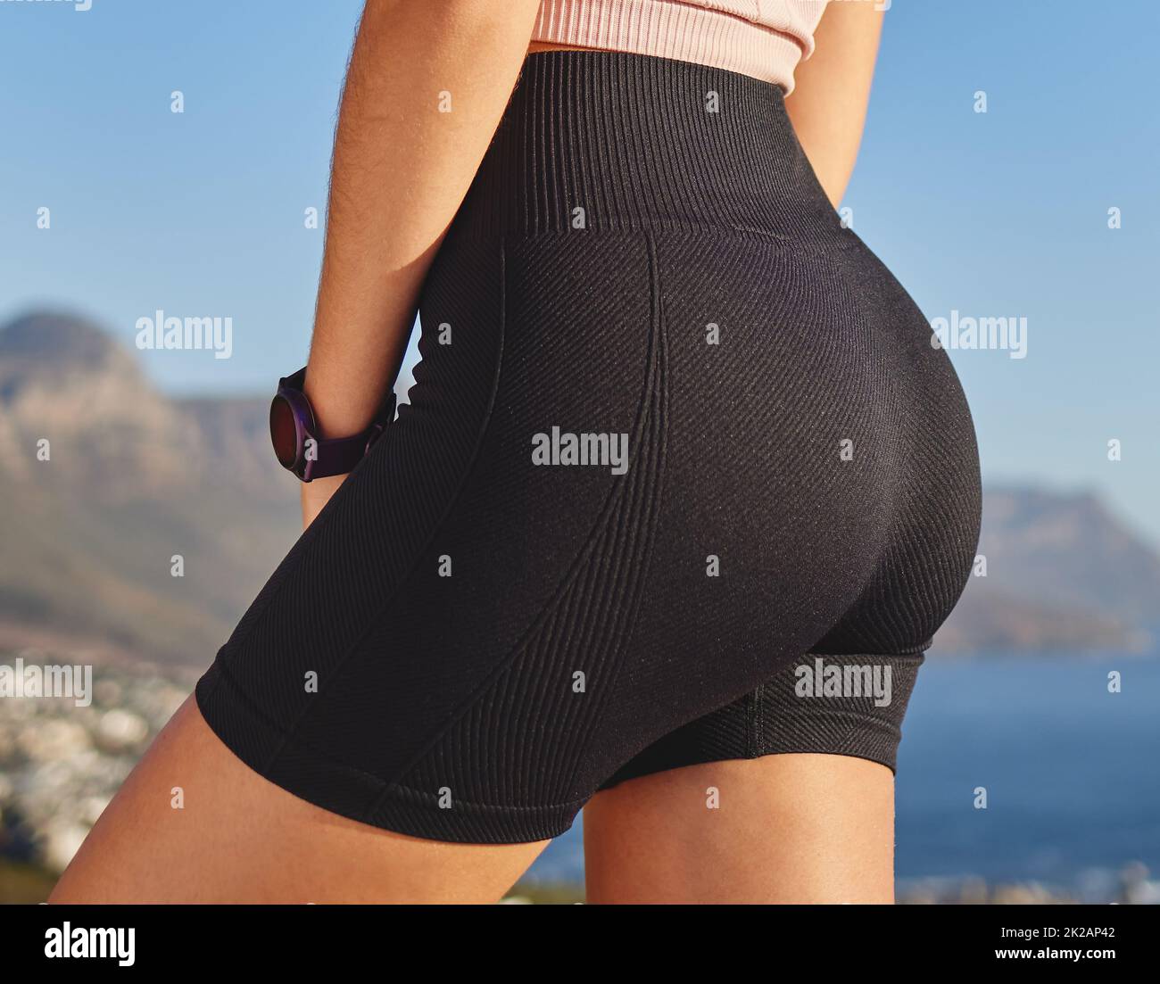 Es ist wichtig, das richtige Fahrwerk zu haben. Nahaufnahme einer unbekannten und sportlichen jungen Frau in Laufshorts, die beim Laufen in den Bergen eine Pause macht. Stockfoto