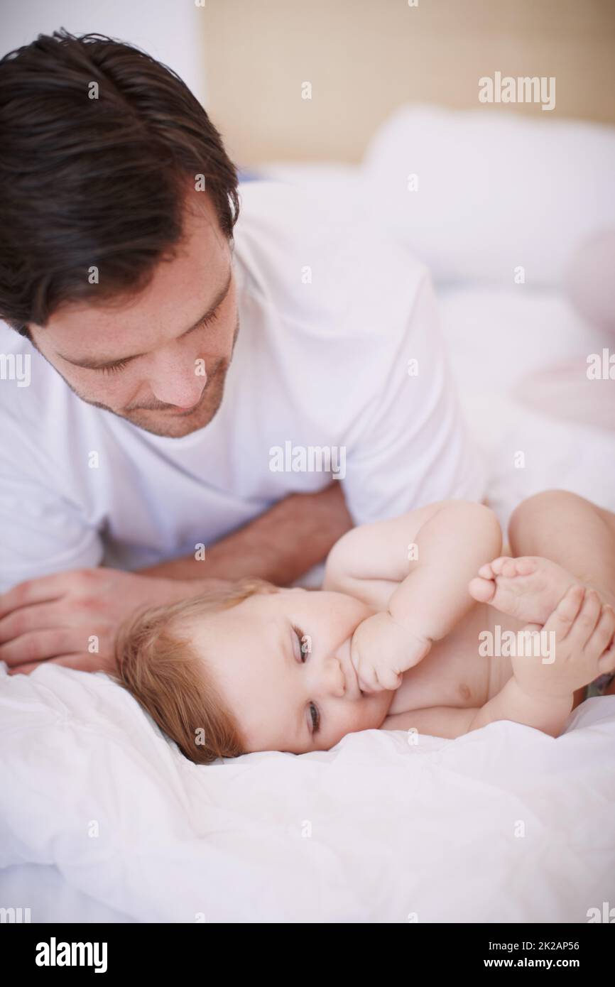 Dabei zu beobachten, wie seine Liebsten einschlafen. Ein hingebungsvoller junger Vater verbringt Zeit mit seiner kleinen Tochter. Stockfoto