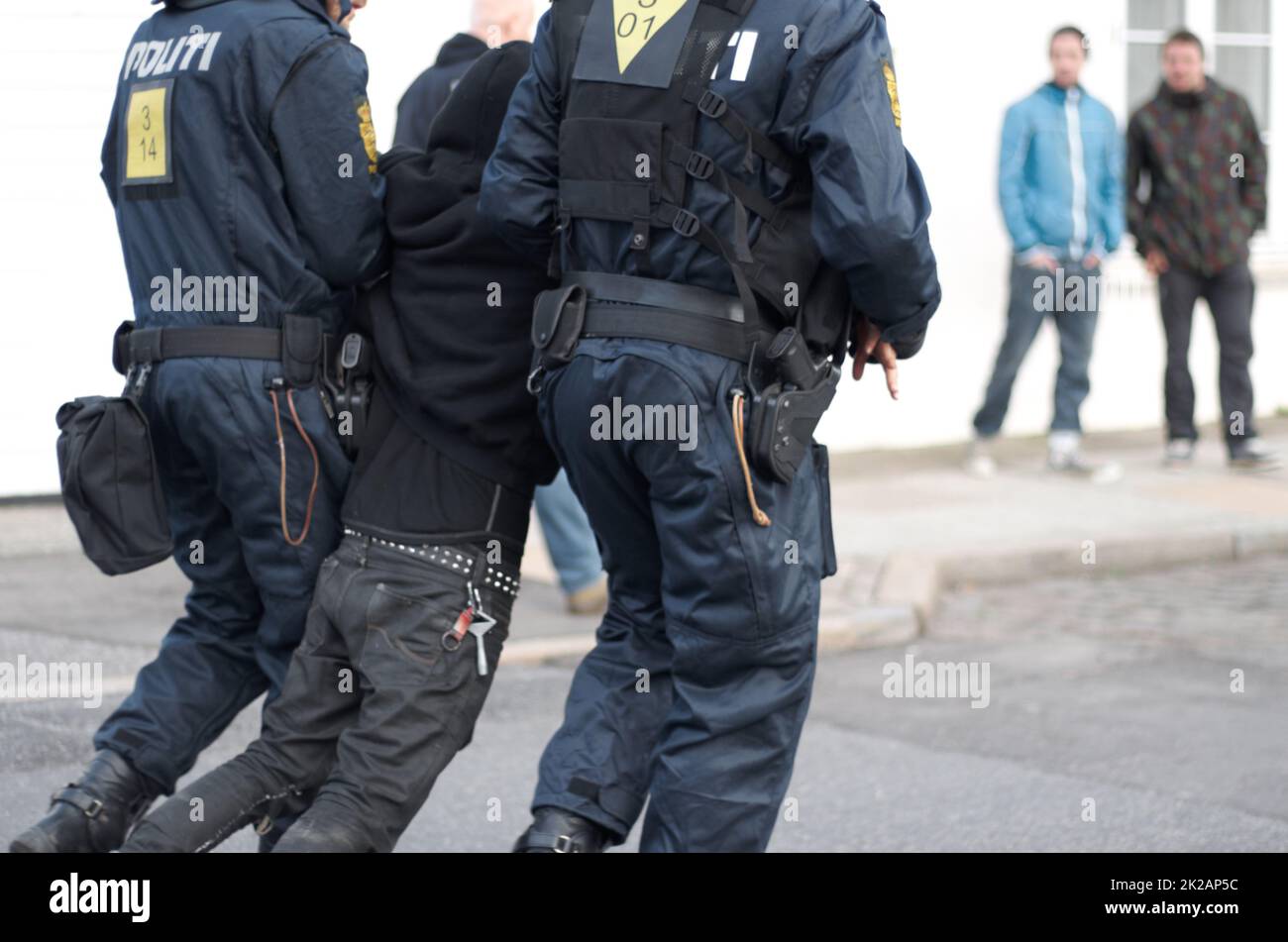 Beendigung der Protestaktion. Polizisten nahmen einen Susekten fest. Stockfoto