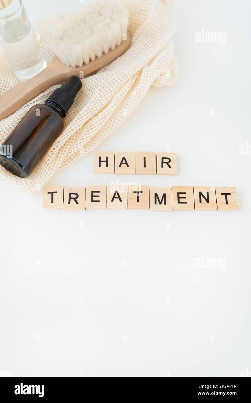Haarausfall im Kamm, tägliches schwerwiegendes Haarausfall-Problem. Haarbehandlung Holzbeschriftung. Stockfoto