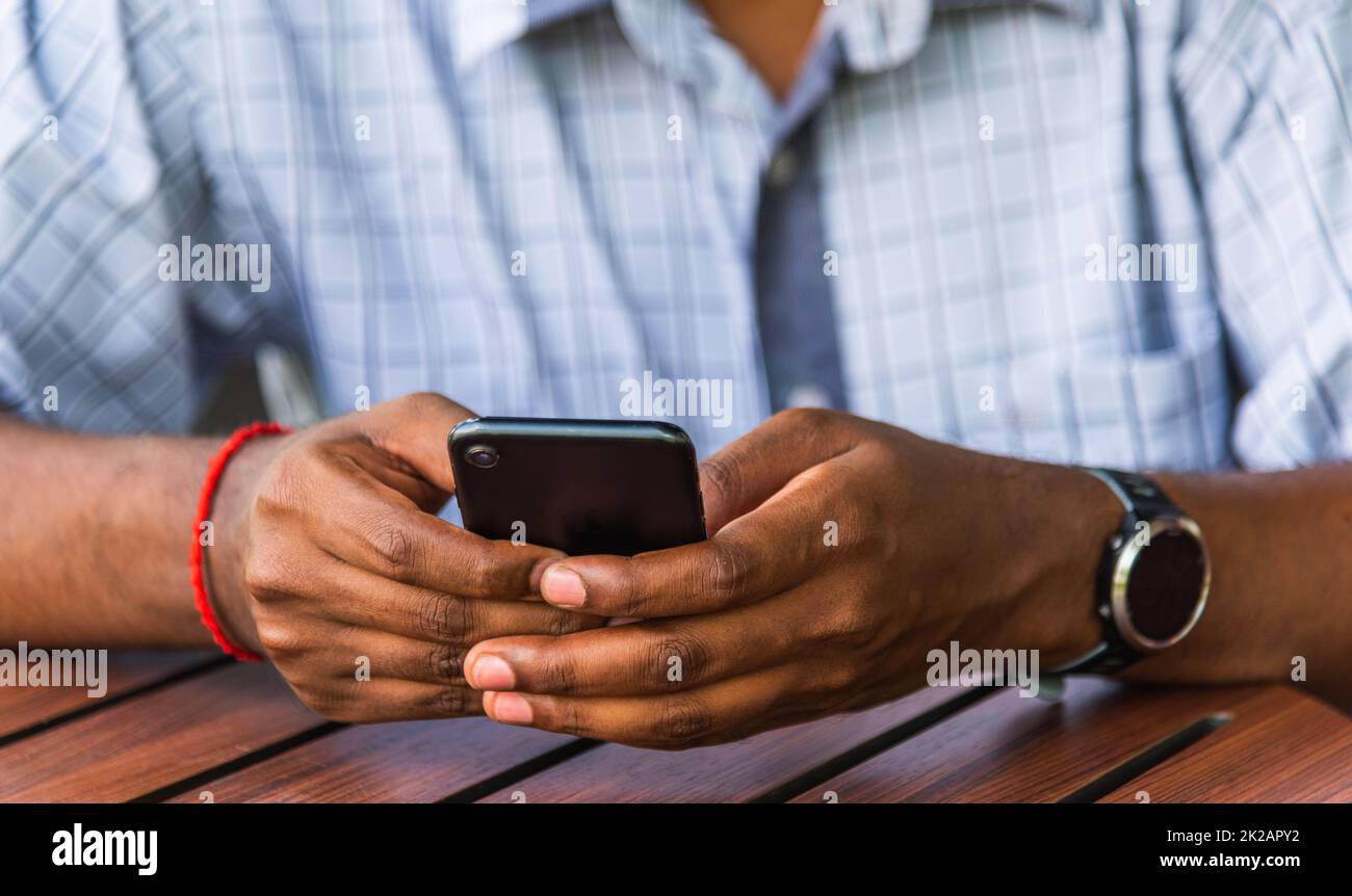 Schwarzer Geschäftsmann Person mit einem modernen digitalen Smartphone leer Angezeigt Stockfoto
