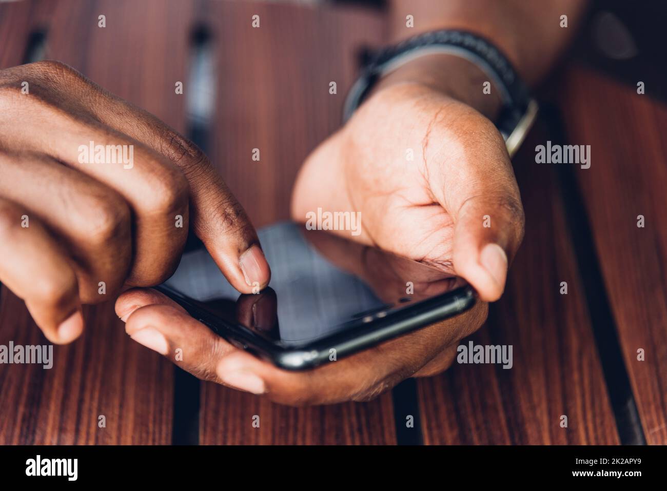 Mann Person hält ein modernes Smartphone und berühren ein Finger auf leeren Bildschirm Stockfoto