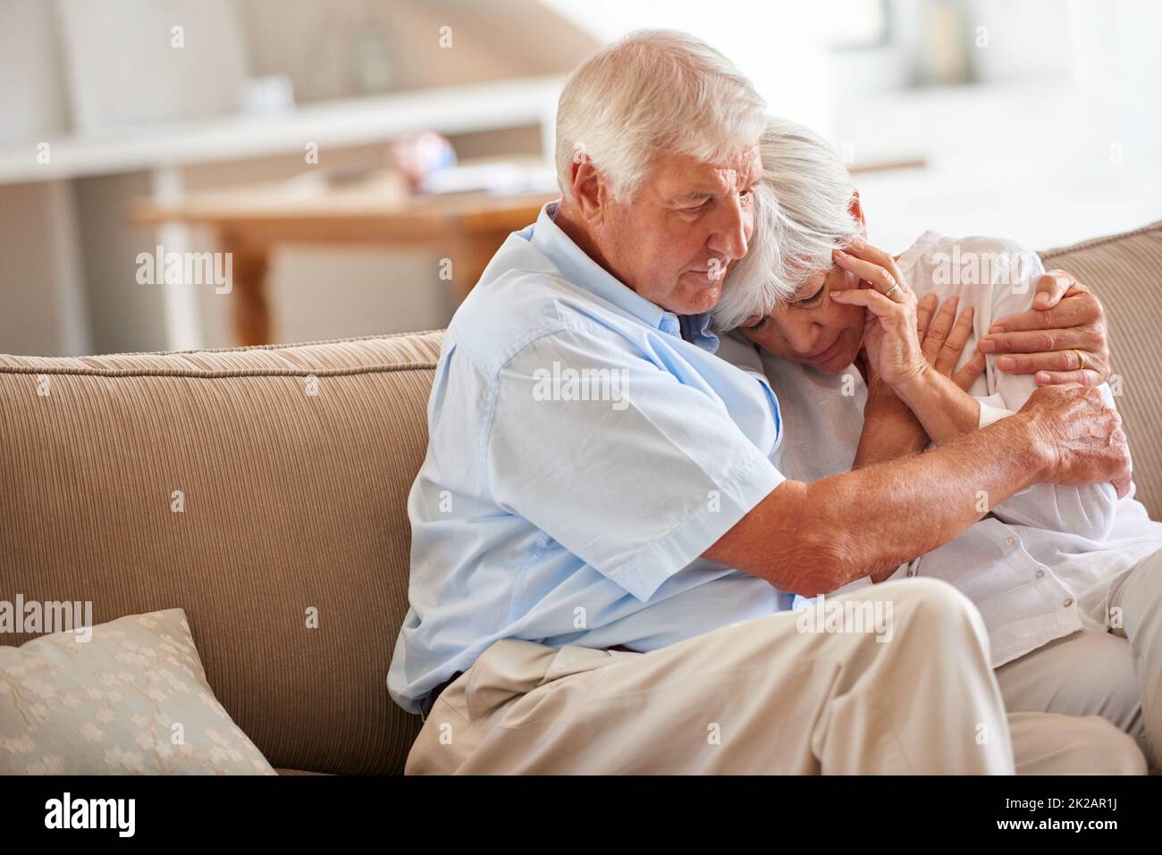 Ich bin hier für Euch Liebling. Ein älterer Mann tröstet seine Frau. Stockfoto