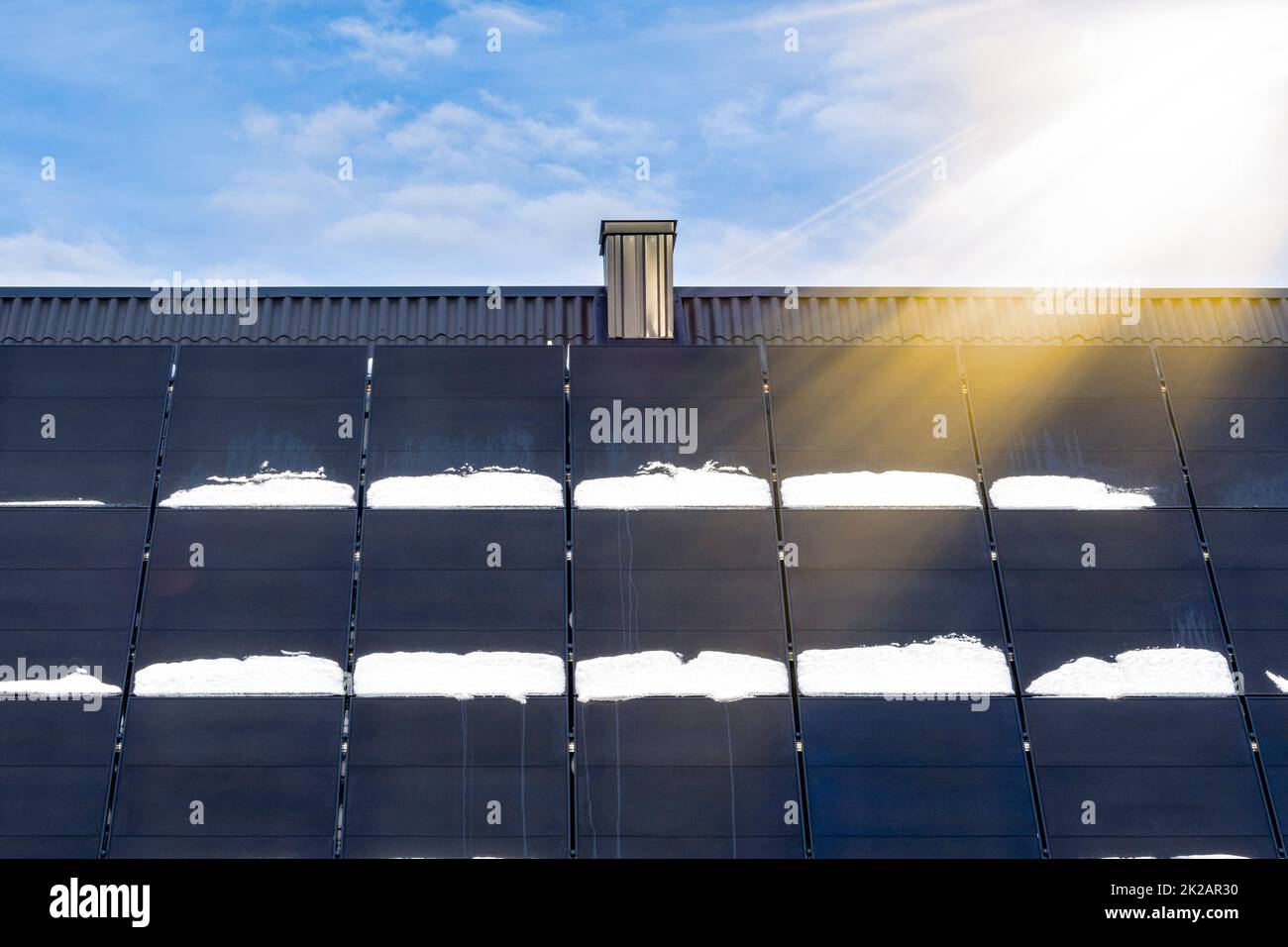 Moderne Photovoltaik-Solarpaneele auf einem Dach Stockfoto