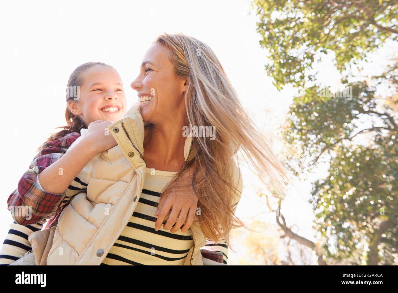 Spielerische Familienbindung. Eine glückliche Mutter und Tochter verbringen Zeit zusammen im Freien. Stockfoto