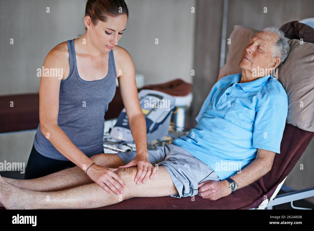 Ein älterer Mann, der eine Physiotherapie gemacht hat. Stockfoto