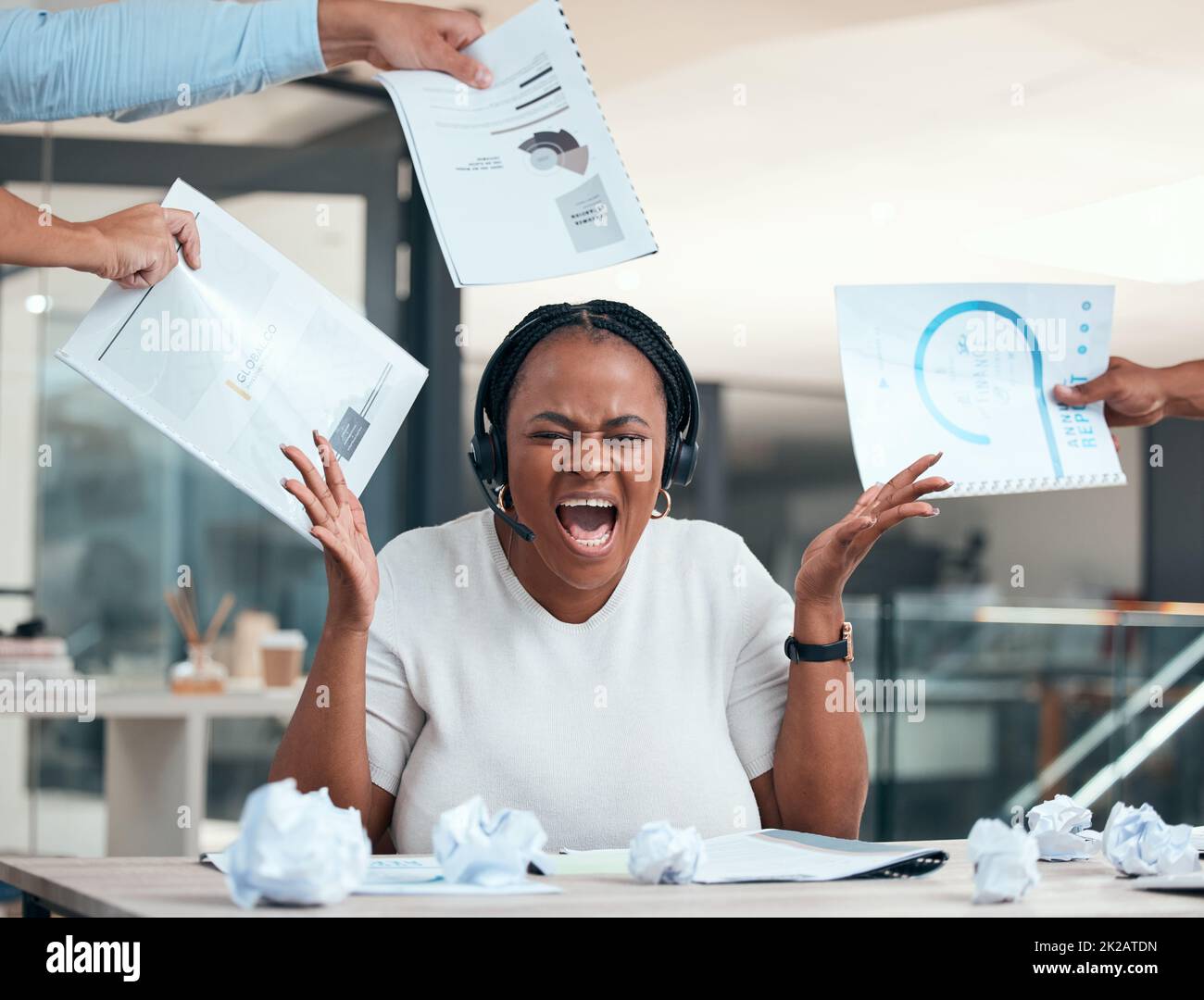 Stress, frustriert und Frau schreit vor Papierkram an ihrem Schreibtisch im modernen Büro des Unternehmens. Burnout, zerknittertes Papier und wütendes Telemarketing Stockfoto