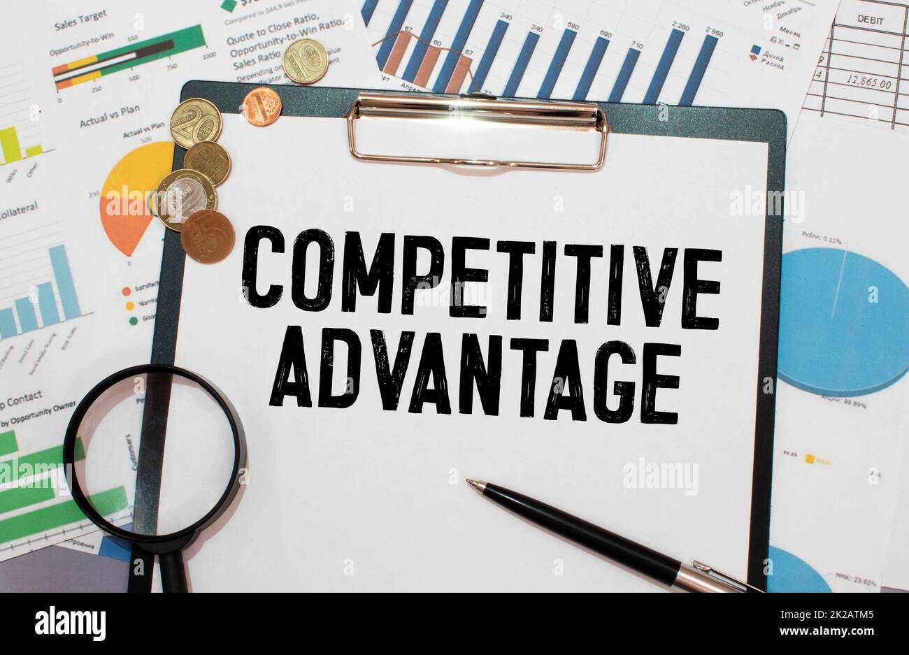 Closeup auf Geschäftsmann hielt eine Karte mit Text Wettbewerbsvorteil, Firmen-Konzept-Image mit soft-Fokus-Hintergrund Stockfoto