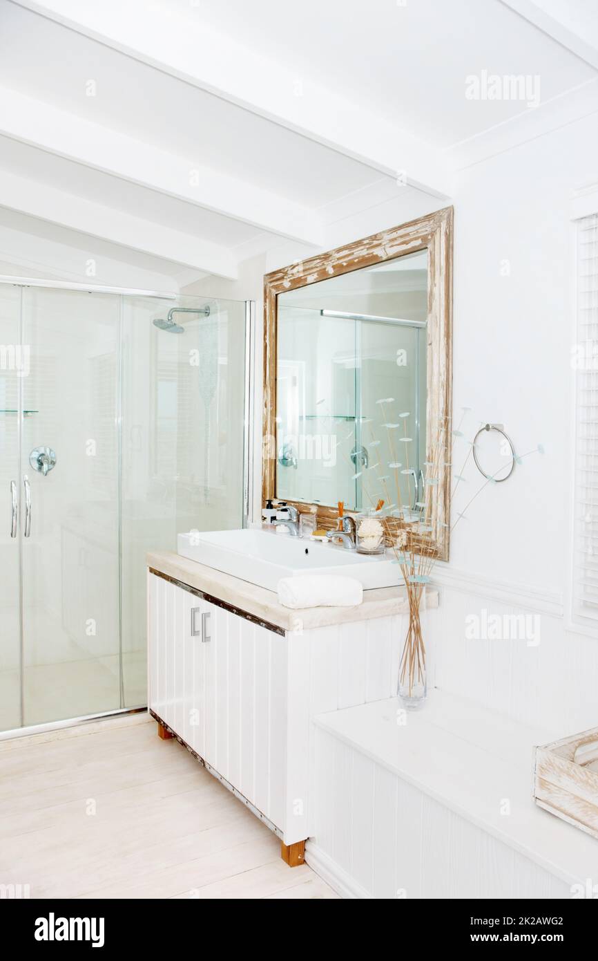 Luxus im Badezimmer. Modernes und sauberes Badezimmer mit luxuriösen Annehmlichkeiten. Stockfoto