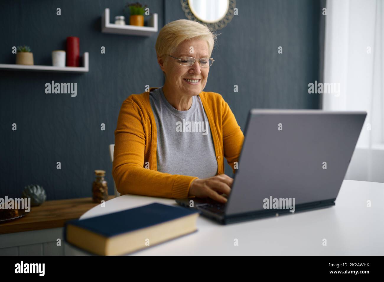 Alte Frau mit Videokonferenz auf Laptop Stockfoto
