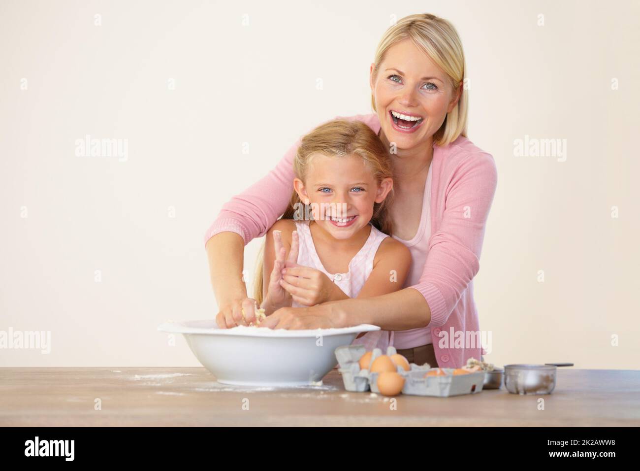 Spaß in der Küche. Porträt einer Mutter und Tochter, die Spaß beim gemeinsamen Backen haben. Stockfoto