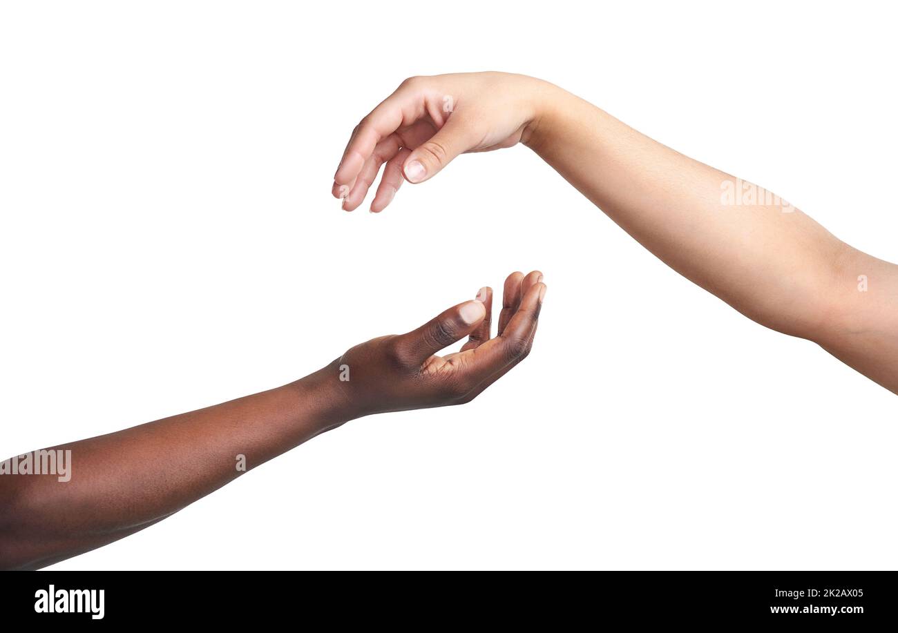 Es gibt so viel Kraft, sich gegenseitig zu helfen. Beschnittene Studioaufnahme von zwei Frauen, die sich vor weißem Hintergrund die Hände ausstreckten. Stockfoto