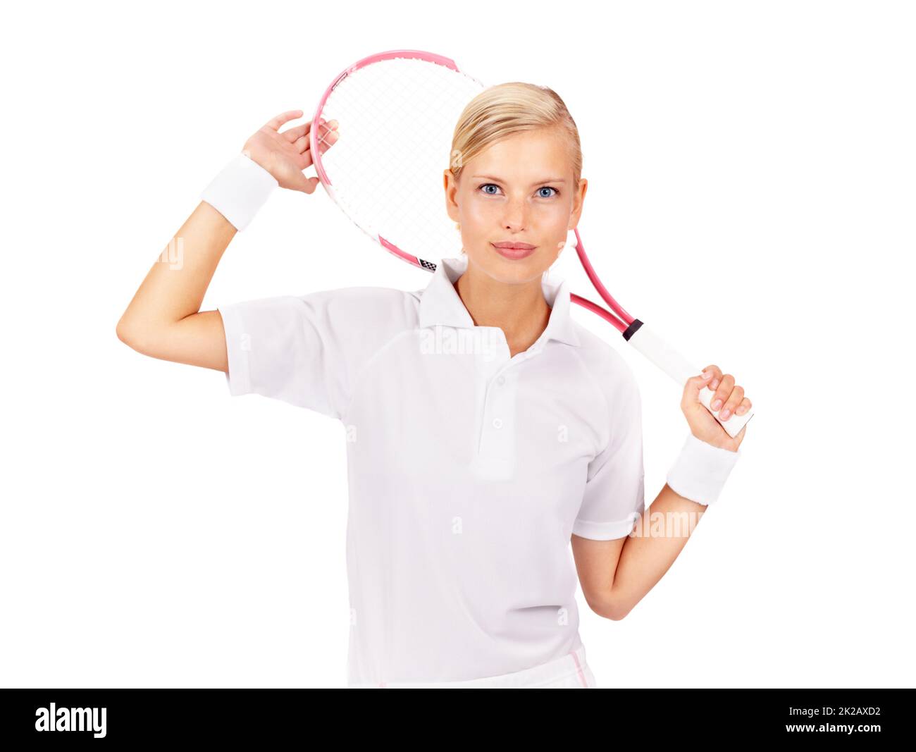 Shes entspannt über das große Match. Porträt einer schönen jungen Frau, die ihren Tennisschläger hält. Stockfoto