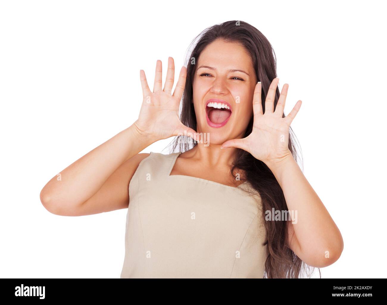 Hört zu. Eine junge Geschäftsfrau, die lächelt und schreit, während sie auf Weiß isoliert ist. Stockfoto