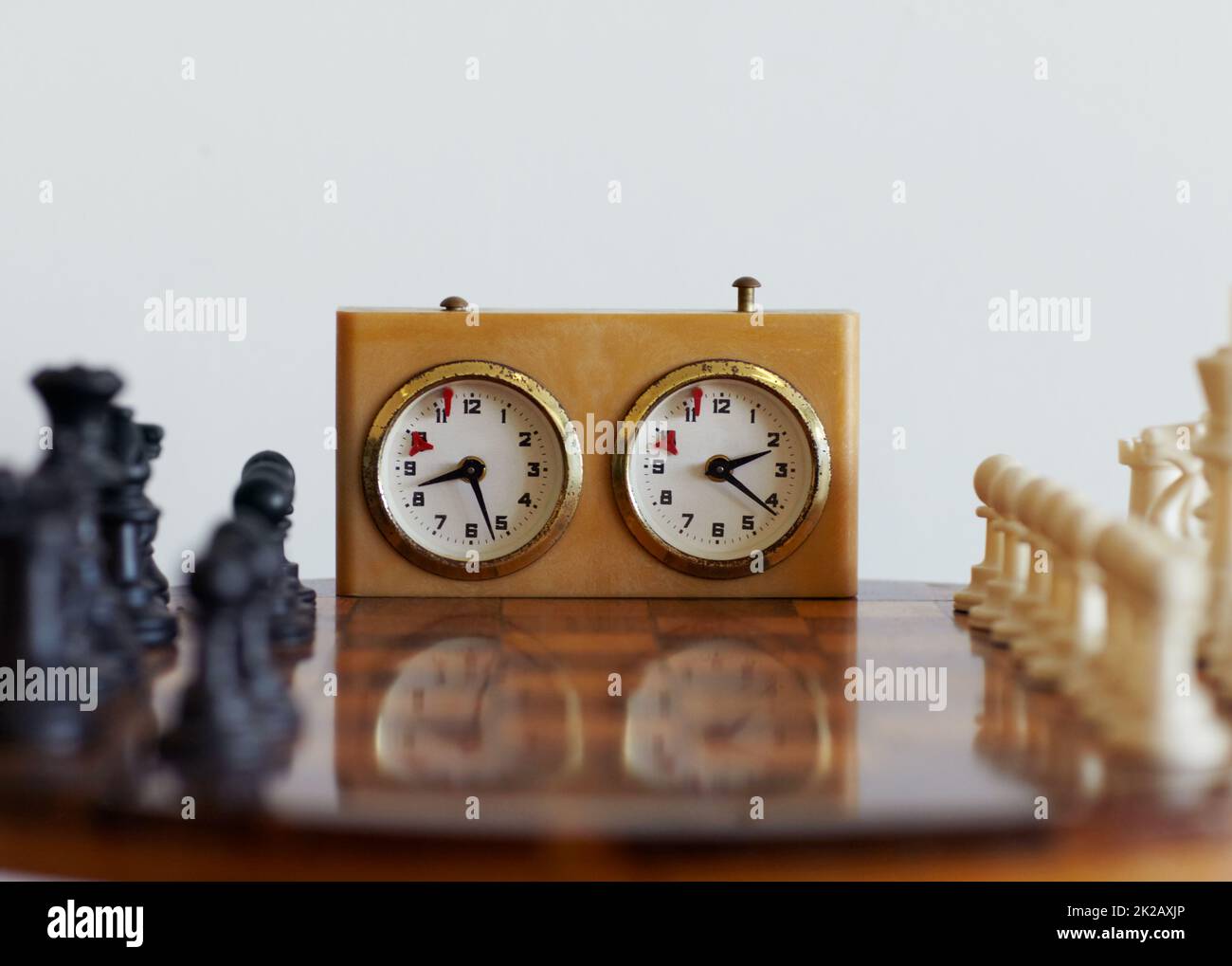 Punktestand beibehalten. Ein zugeschnittenes Bild eines Schachbretts und eines Timers. Stockfoto
