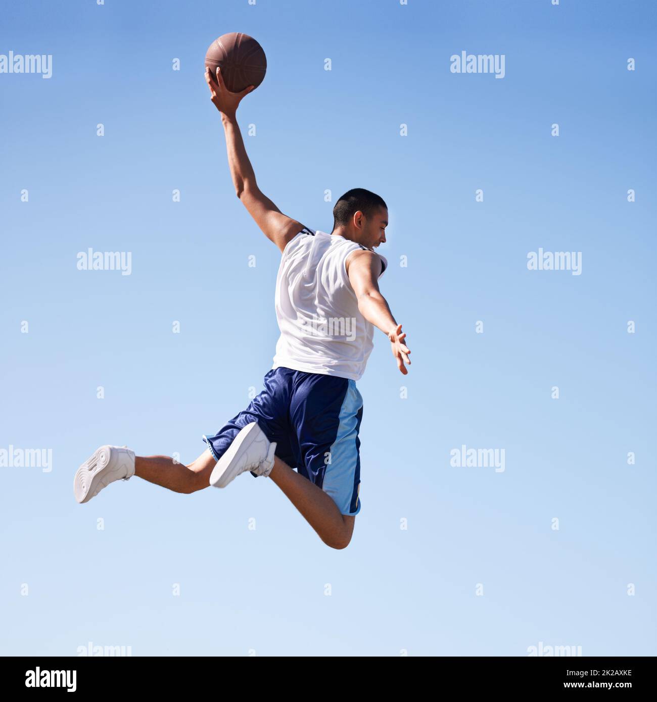 Der Schwerkraft trotzen. Ein junger Athlet, der einen fliegenden Sprung gemacht hat. Stockfoto