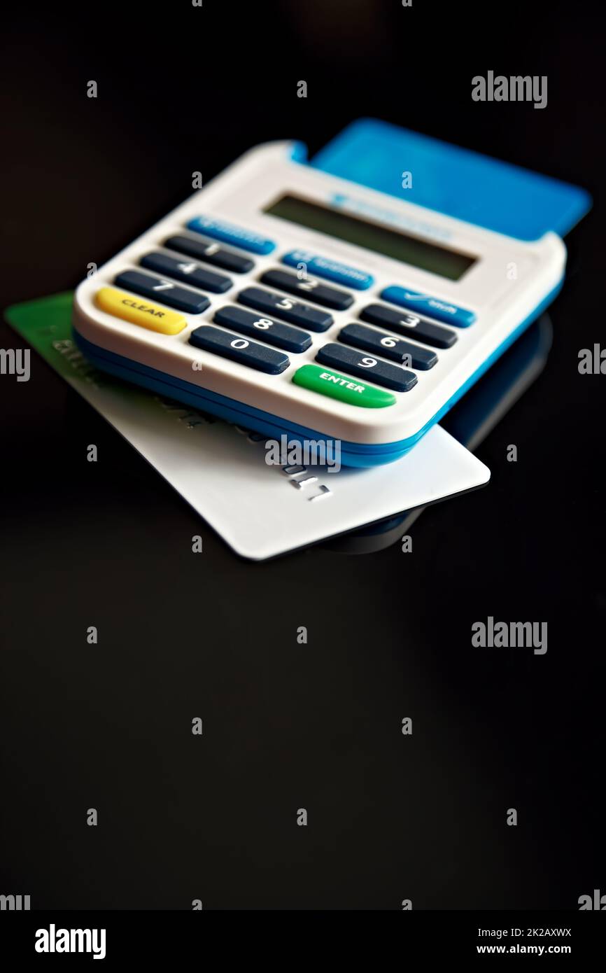 Berechnung Ihres Guthabens. Eine Kreditkarte unter einem Rechner. Stockfoto