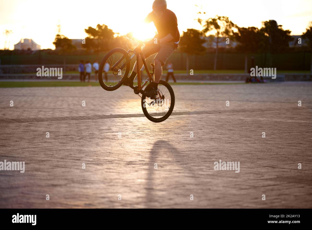 Ich kann dieses bmx tun lassen, was ich will. Aufnahme eines Mannes, der Tricks auf seinem Fahrrad macht, mit Sonneneinstrahlung. Stockfoto