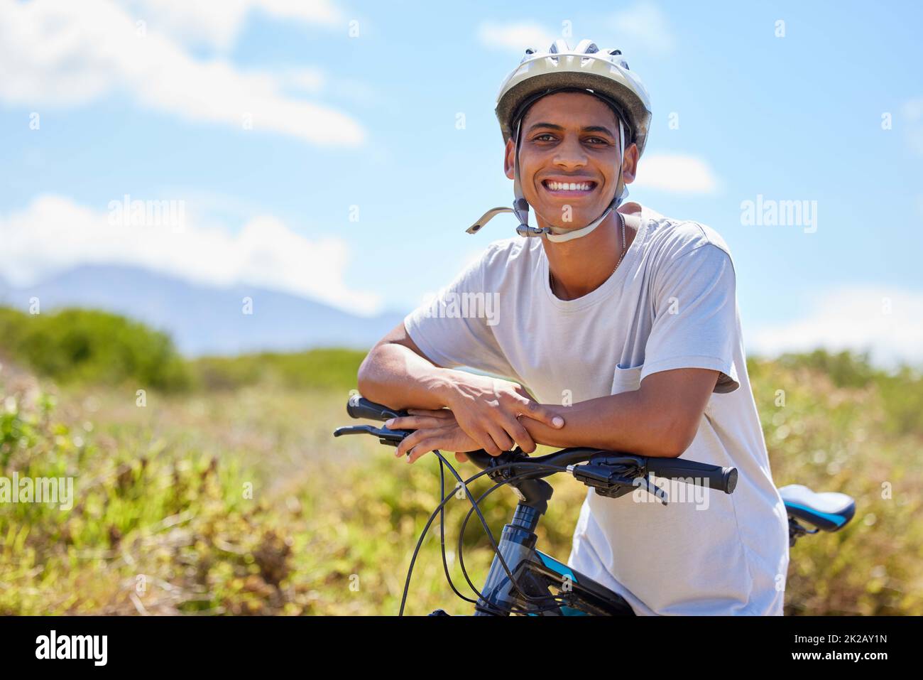 Leben auf der Überholspur. Aufnahme eines jungen Mannes, der in der Natur auf seinem Fahrrad sitzt. Stockfoto