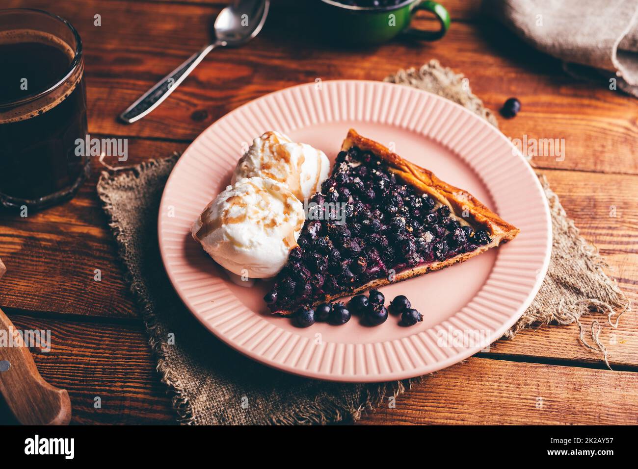Ein Stück Sereberry Pie und zwei Kugeln Vanilla Ice Cream Stockfoto