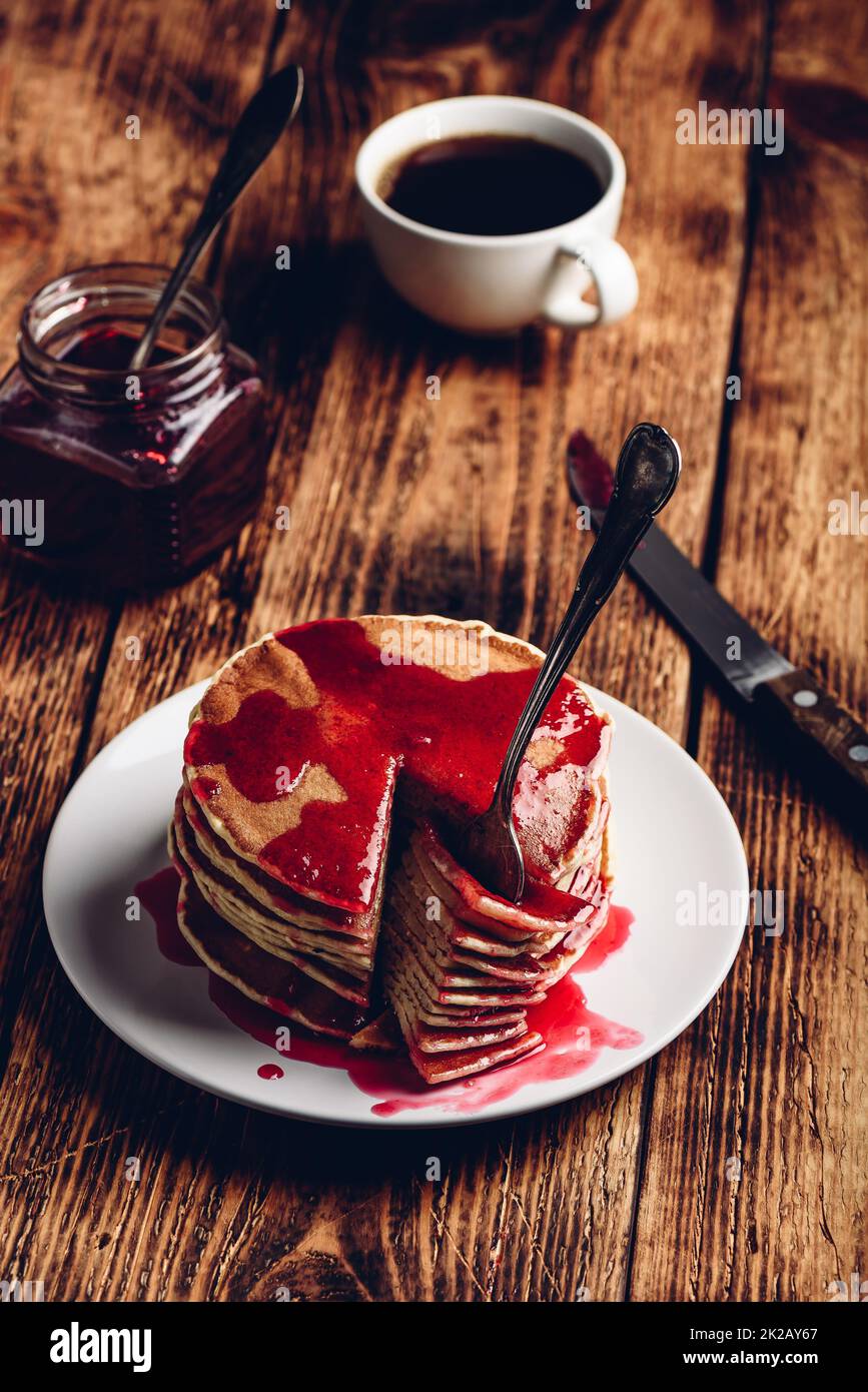 Stapel von Pfannkuchen mit Beerenmarmelade Stockfoto