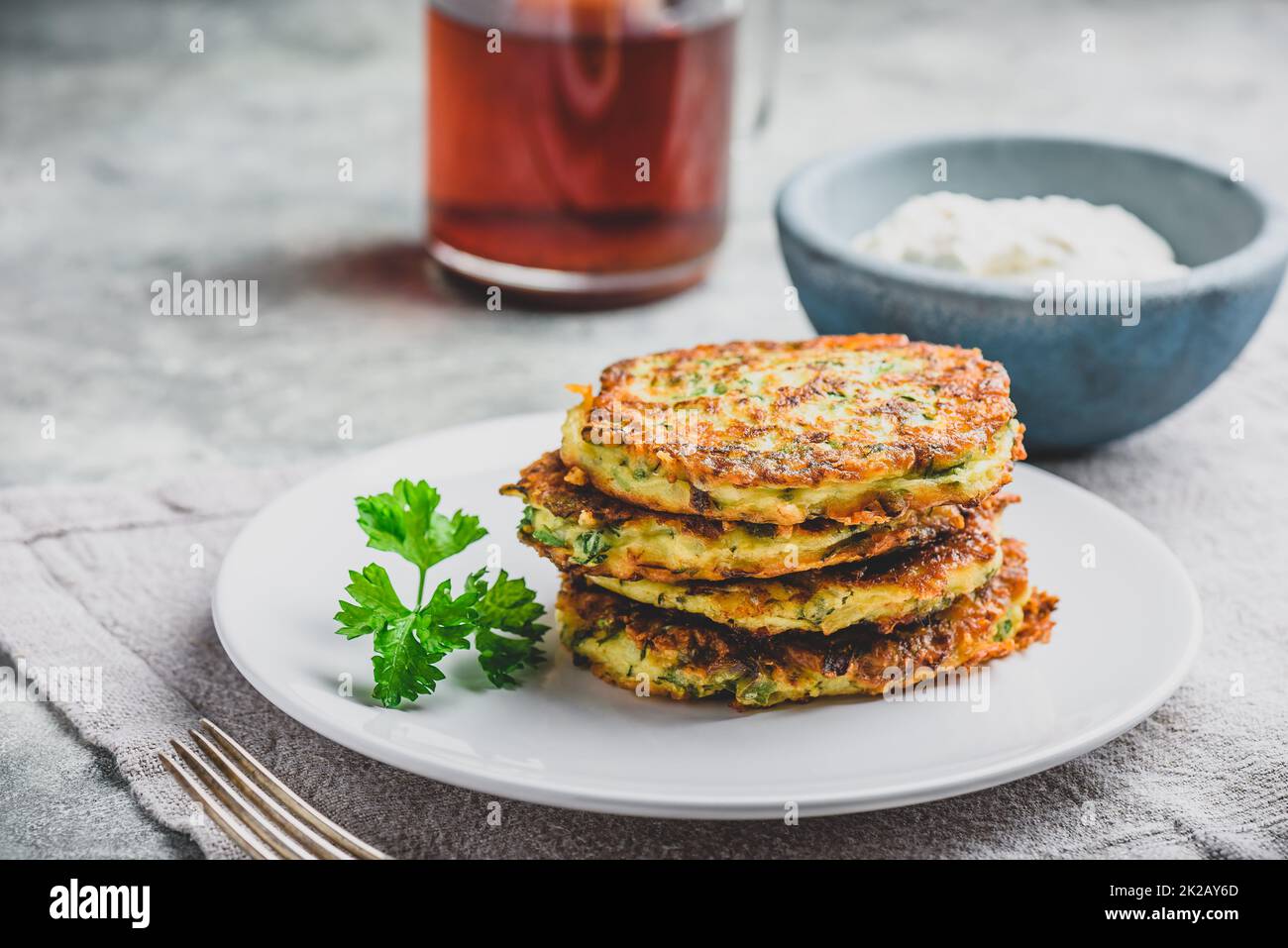 Zucchini Parmesankäse Pfannkuchen mit Dip Stockfoto