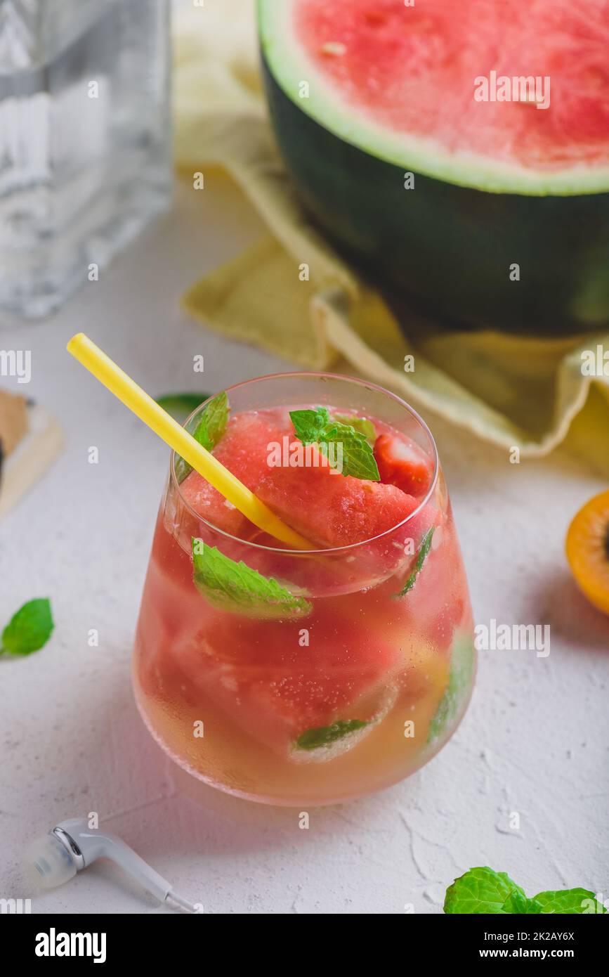Frischer Wassermelone-Cocktail mit Gin und Mineralwasser Stockfoto