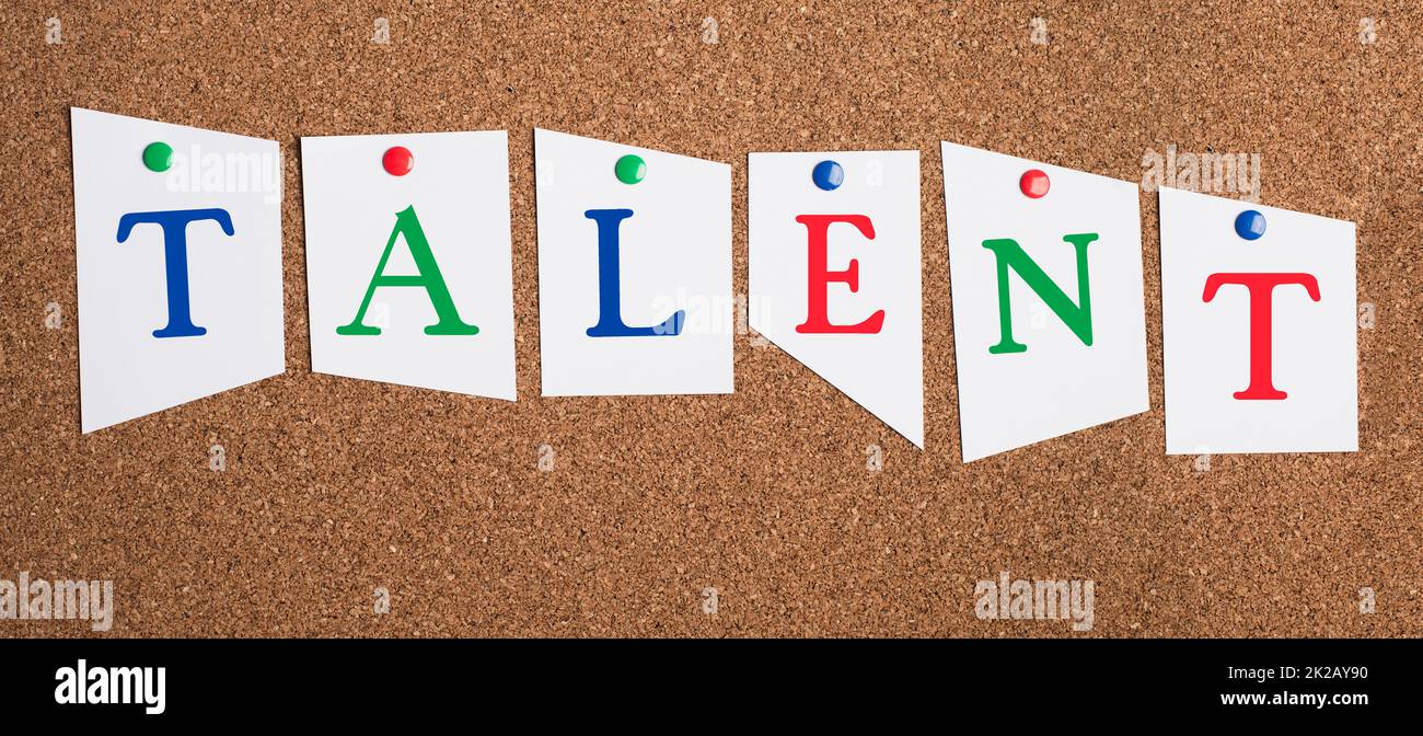 Das Wort Talent steht in bunten Buchstaben auf einem Korkbrett, einzigartige Fähigkeit, eine Leidenschaft zu haben, begabt zu sein Stockfoto